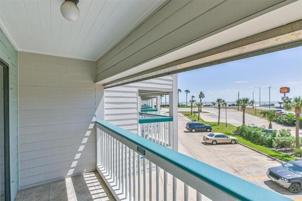 Sun Splashed Condo! Steps To Beach And 2 Pools Galveston Island Exterior foto